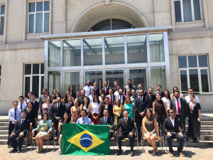 Estudantes e professores brasileiros posou para Língua Chinesa e Instituto de Cultura (segunda linha quinto da esquerda para diretor Andre)