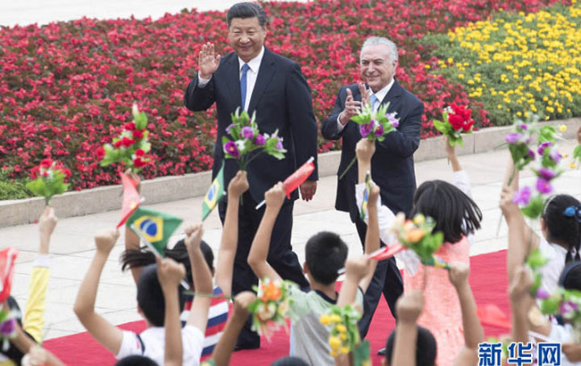 Xi Jinping conversa com presidente do Brasil
