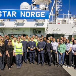 🚢 Navio gigante vindo da China para o Brasil atraca no Porto de Paranaguá para carregamento de 14,2 mil toneladas de celulose e reforça avanço das exportações nos portos do Paraná após melhorias como o aprofundamento do canal de acesso e dragagem para receber embarcações maiores