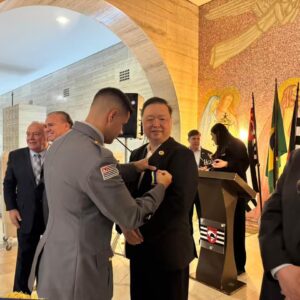 Presidente e Vice-presidente da Câmara de Desenvolvimento Internacional Brasil-China, Fabio Hu e Edenilson, são agraciados com a “Medalha Coronel Azaléias” do Estado de São Paulo